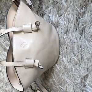 Elegant Cream Leather Handbag Patricia Nash